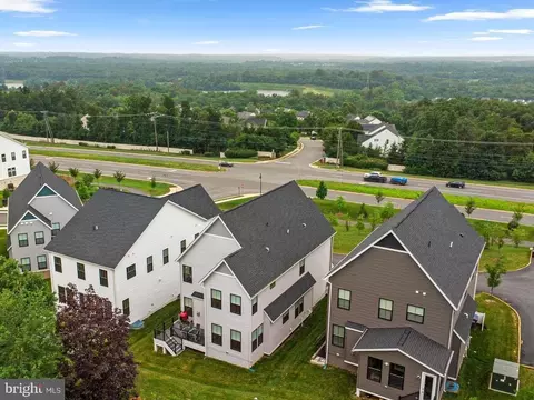 View/Area - 21340 Rainier Ln, Broadlands, VA 20148 photo 2 of 7