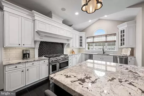 Kitchen - 20141 Black Diamond Pl, Ashburn, VA 20147 photo 4 of 6