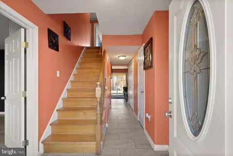 Entry Way - 191 N Cottage Rd, Sterling, VA 20164 photo 2 of 6