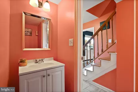 Entry Way - 191 N Cottage Rd, Sterling, VA 20164 photo 3 of 6