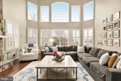 Living - 43592 Lucketts Bridge Cir, Ashburn, VA 20148 photo 4 of 5