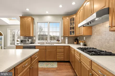 Kitchen - 43592 Lucketts Bridge Cir, Ashburn, VA 20148 photo 8 of 9