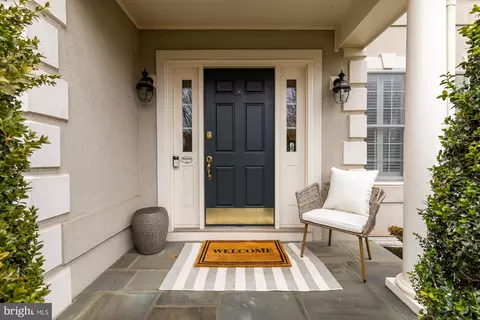 Exterior - 43592 Lucketts Bridge Cir, Ashburn, VA 20148 photo 3 of 11