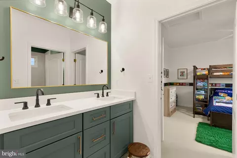 Bath - 43592 Lucketts Bridge Cir, Ashburn, VA 20148 photo 5 of 10