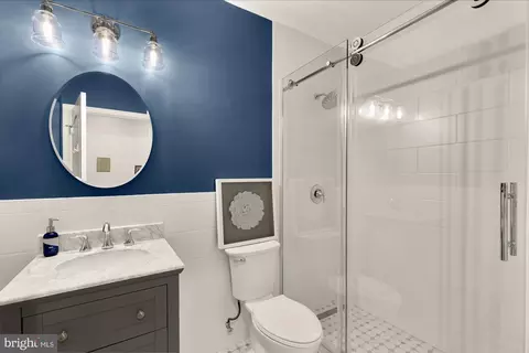 Bath - 43592 Lucketts Bridge Cir, Ashburn, VA 20148 photo 9 of 10