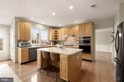 Kitchen - 43592 Lucketts Bridge Cir, Ashburn, VA 20148 photo 2 of 9