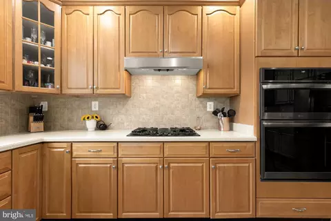 Kitchen - 43592 Lucketts Bridge Cir, Ashburn, VA 20148 photo 4 of 9
