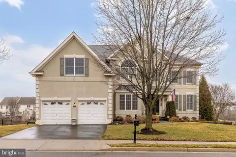 Exterior - 43592 Lucketts Bridge Cir, Ashburn, VA 20148 photo 2 of 11