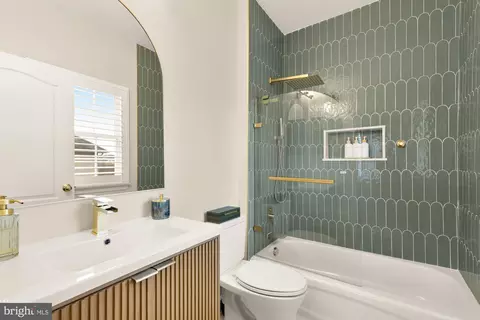 Bath - 43592 Lucketts Bridge Cir, Ashburn, VA 20148 photo 7 of 10