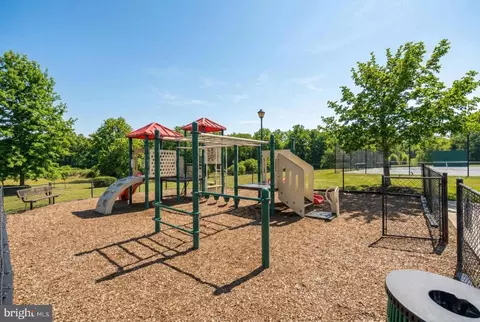 View/Area - 43592 Lucketts Bridge Cir, Ashburn, VA 20148 photo 2 of 2