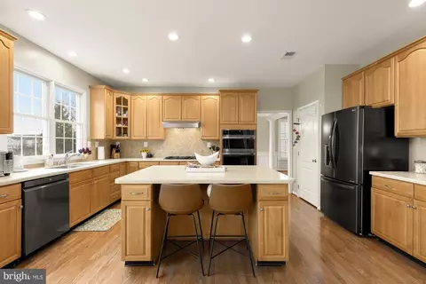 Kitchen - 43592 Lucketts Bridge Cir, Ashburn, VA 20148 photo 3 of 9
