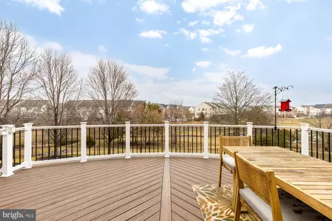 Exterior - 43592 Lucketts Bridge Cir, Ashburn, VA 20148 photo 5 of 11