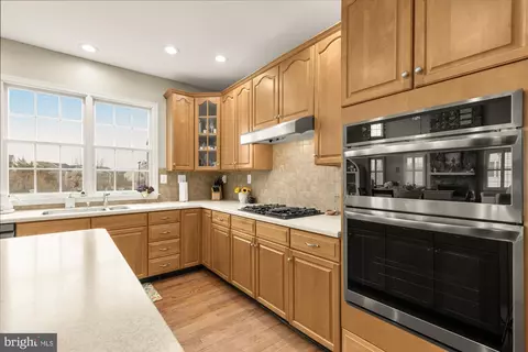 Kitchen - 43592 Lucketts Bridge Cir, Ashburn, VA 20148 photo 6 of 9