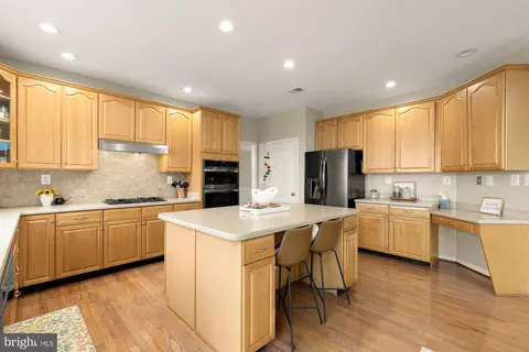Kitchen - 43592 Lucketts Bridge Cir, Ashburn, VA 20148 photo 5 of 9