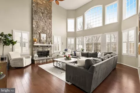 Living - 43592 Lucketts Bridge Cir, Ashburn, VA 20148 photo 2 of 5