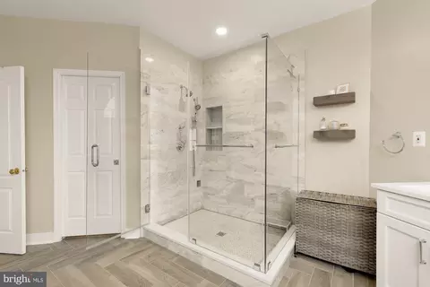 Bath - 43592 Lucketts Bridge Cir, Ashburn, VA 20148 photo 4 of 10