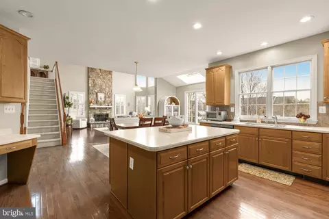 Kitchen - 43592 Lucketts Bridge Cir, Ashburn, VA 20148 photo 7 of 9