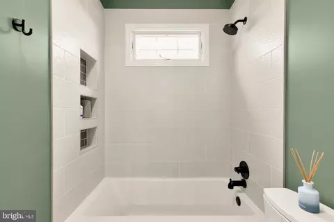 Bath - 43592 Lucketts Bridge Cir, Ashburn, VA 20148 photo 6 of 10