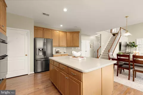 Kitchen - 43592 Lucketts Bridge Cir, Ashburn, VA 20148 photo 9 of 9