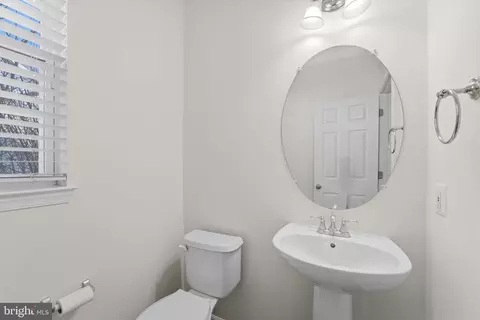 Entry Way - 20811 Fenwick Dr, Ashburn, VA 20147 photo 6 of 8