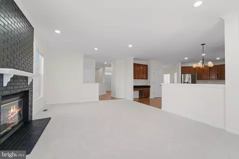 Living - 20811 Fenwick Dr, Ashburn, VA 20147 photo 4 of 8