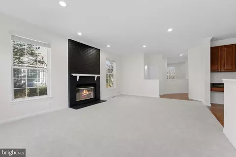 Living - 20811 Fenwick Dr, Ashburn, VA 20147 photo 3 of 8