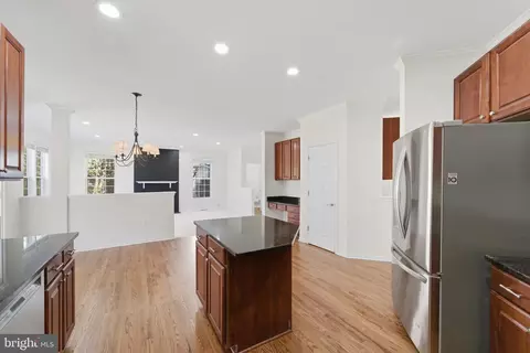 Entry Way - 20811 Fenwick Dr, Ashburn, VA 20147 photo 3 of 8