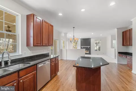 Kitchen - 20811 Fenwick Dr, Ashburn, VA 20147 photo 3 of 4