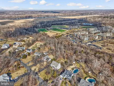 View/Area - 19834 Smith Cir, Ashburn, VA 20147 photo 6 of 16