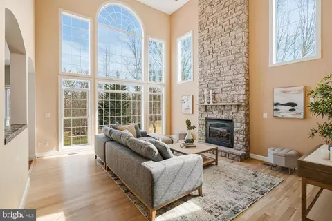 Living - 19834 Smith Cir, Ashburn, VA 20147 photo 2 of 6