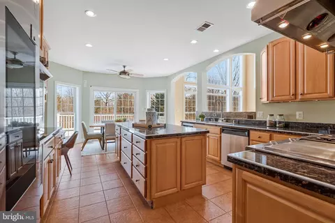 Kitchen - 19834 Smith Cir, Ashburn, VA 20147 photo 4 of 5