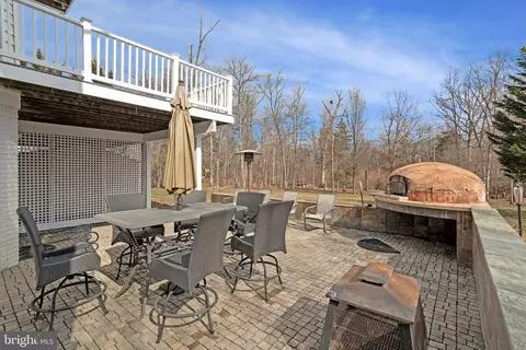 Exterior - 19834 Smith Cir, Ashburn, VA 20147 photo 6 of 24