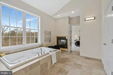 Bath - 19834 Smith Cir, Ashburn, VA 20147 photo 5 of 8