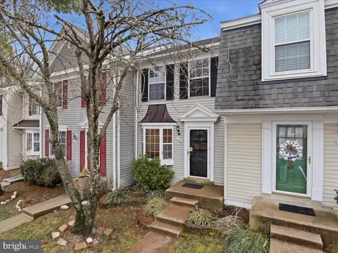 14 Marian Ct, Sterling, VA 20165