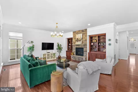 Living - 23248 Hickox Dr, Brambleton, VA 20148 photo 2 of 4