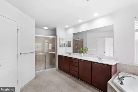 Bath - 23248 Hickox Dr, Brambleton, VA 20148 photo 2 of 6