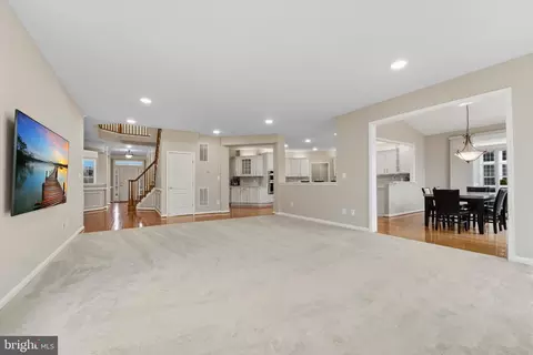 Living - 42951 Cloverleaf Ct, Broadlands, VA 20148 photo 4 of 12