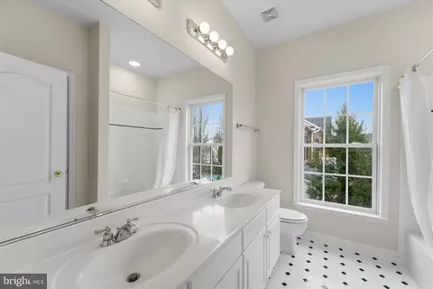 Bath - 42951 Cloverleaf Ct, Broadlands, VA 20148 photo 3 of 5