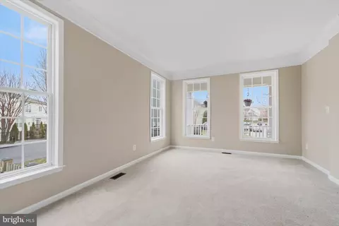 Living - 42951 Cloverleaf Ct, Broadlands, VA 20148 photo 6 of 12