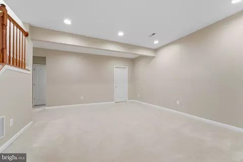 Living - 42951 Cloverleaf Ct, Broadlands, VA 20148 photo 9 of 12