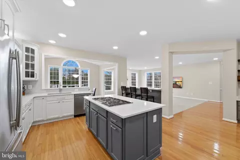 Kitchen - 42951 Cloverleaf Ct, Broadlands, VA 20148 photo 4 of 5