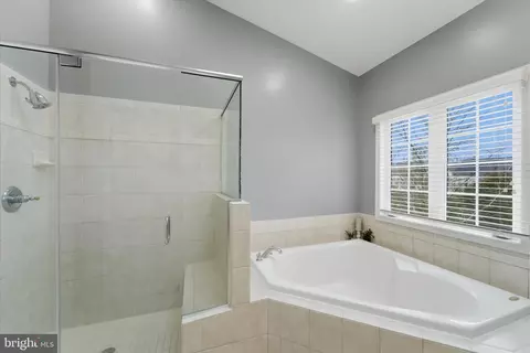 Bath - 42951 Cloverleaf Ct, Broadlands, VA 20148 photo 2 of 5
