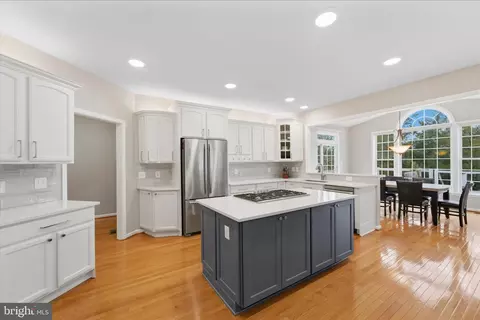 Kitchen - 42951 Cloverleaf Ct, Broadlands, VA 20148 photo 3 of 5