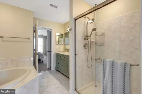 Bath - 43546 Mink Meadows St, Chantilly, VA 20152 photo 1 of 5