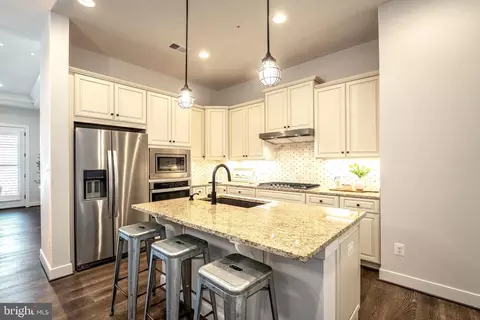 Kitchen - 23716 September Sun Sq, Ashburn, VA 20148 photo 1 of 4