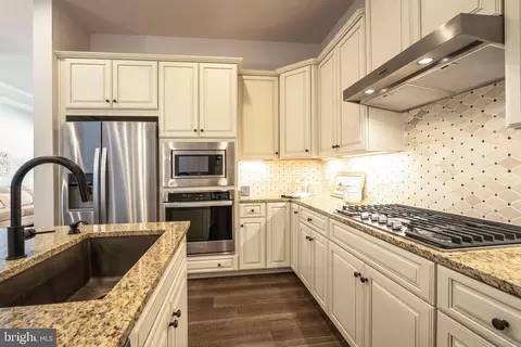 Kitchen - 23716 September Sun Sq, Ashburn, VA 20148 photo 3 of 4