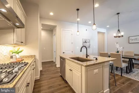 Kitchen - 23716 September Sun Sq, Ashburn, VA 20148 photo 4 of 4