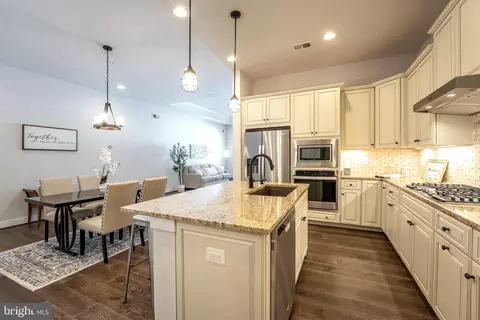 Kitchen - 23716 September Sun Sq, Ashburn, VA 20148 photo 2 of 4