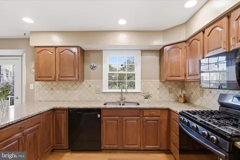 Kitchen - 21134 Dray Ter, Ashburn, VA 20147 photo 2 of 4