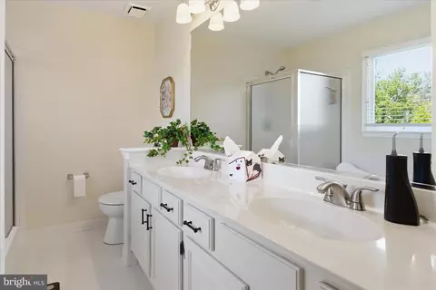 Bath - 21134 Dray Ter, Ashburn, VA 20147 photo 2 of 5